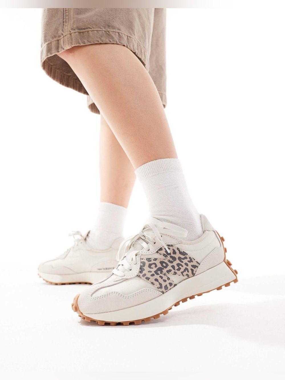 New Balance 327 Animal Trainers in Off White and Lleopard Size 8.5